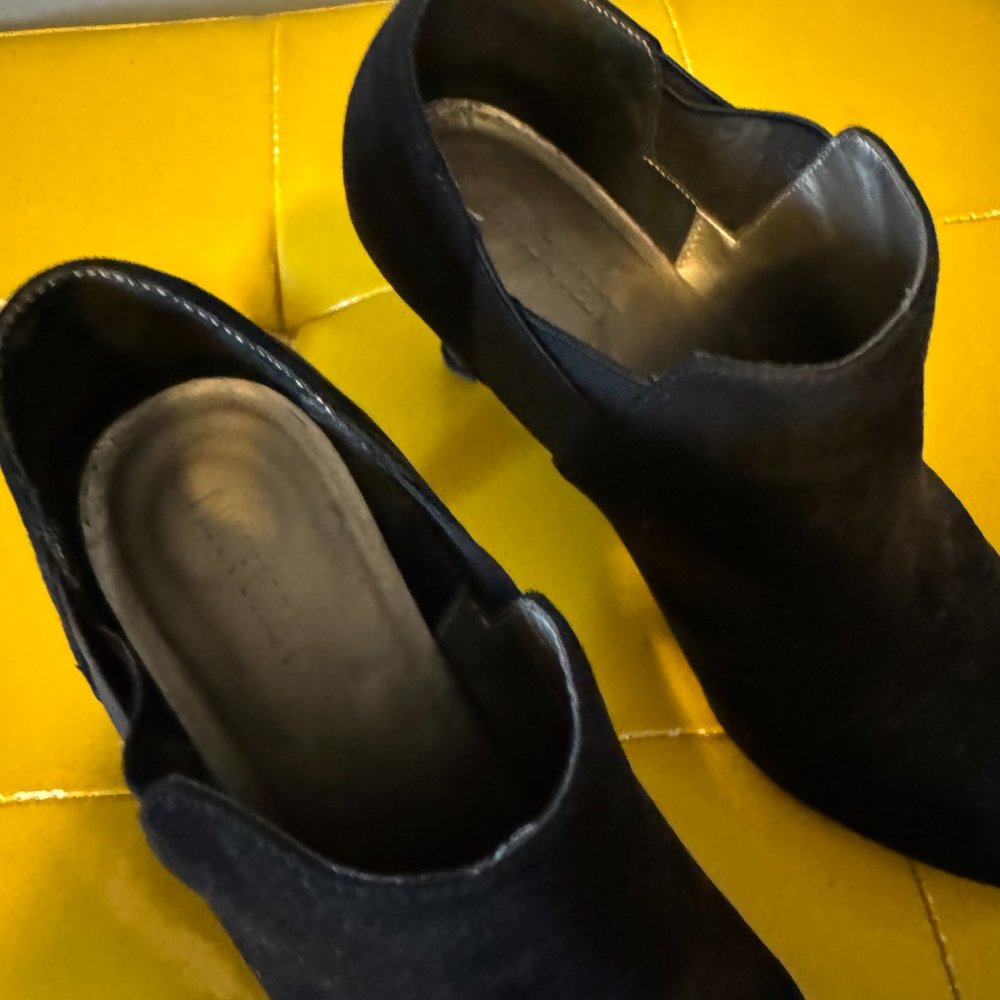 EUC Nine West Black Suede Booties Sz 9M - Picture 3 of 8